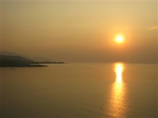 香港から中国に向う夕日