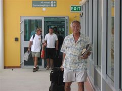 Curacao空港で飛行機に乗るフォレスト達