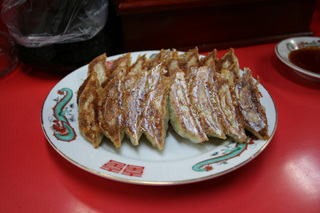 野菜がプリプリで美味しい餃子。