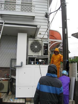 電柱にロープを掛けて降ろす